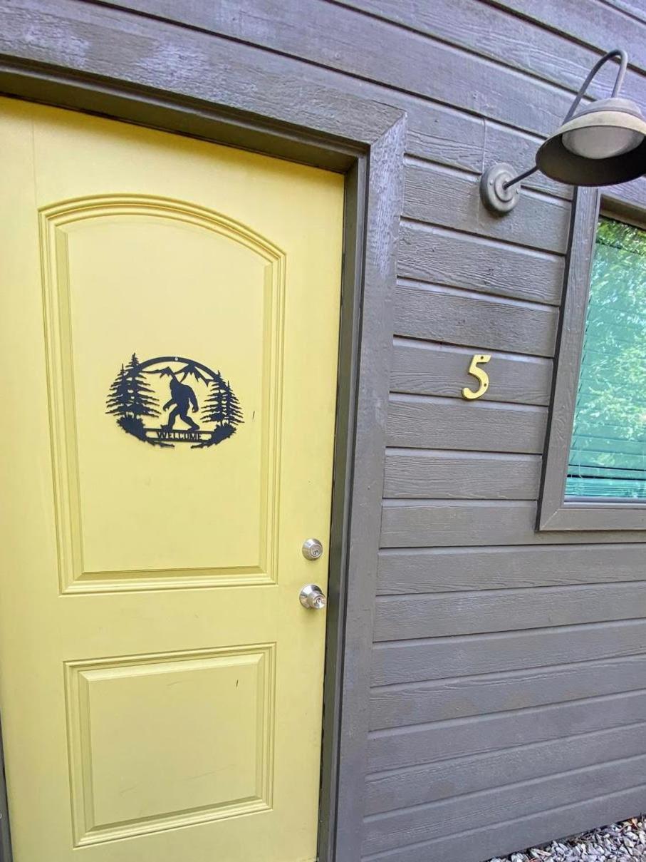 Bigfoot Hideout Hotel Winslow Room photo